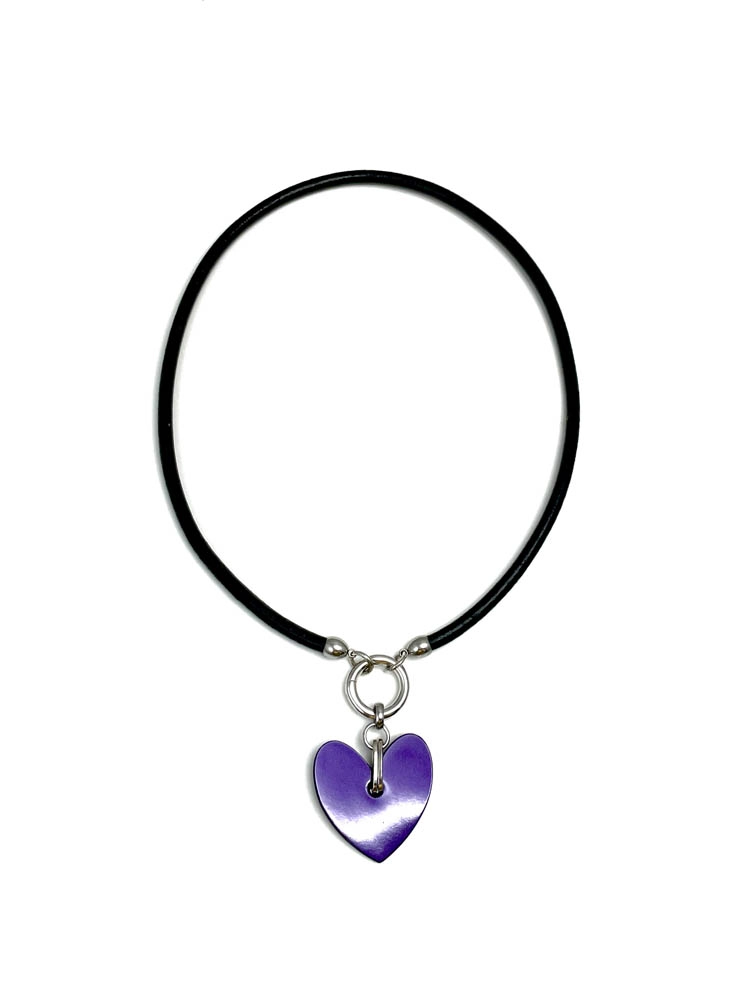 Кулон из кожи СЕРДЕЧКО фиалковый лак чёрный арт 43503 Кулон из кожи СЕРДЕЧКО фиалковый лак чёрный арт 43503