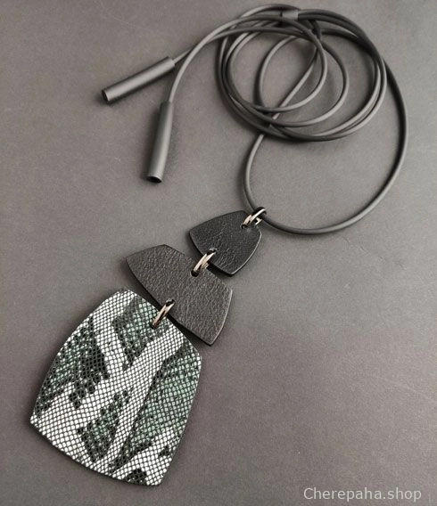 Кулон из кожи ТРИО змея изумрудная арт 23315