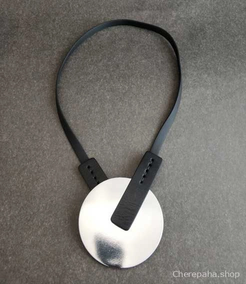 Колье из кожи КНОПКА КРУГ серебро глянец арт 2261 Колье из кожи КНОПКА КРУГ серебро глянец арт 2261