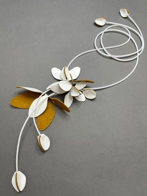 Колье из кожи МАГНОЛИЯ белый жёлтый арт 35605 в магазине дизайнерских украшений Cherepaha.shop