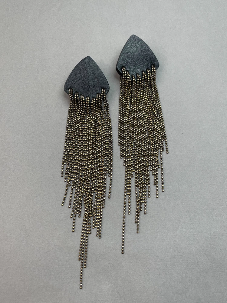 Серьги из кожи чёрный золотистый арт 32309