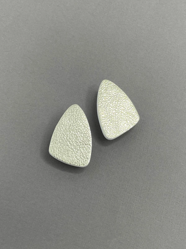 Серьги из кожи ЛЕПЕСТОК S лимонное золото белый арт 21415 Серьги из кожи ЛЕПЕСТОК S лимонное золото белый арт 21415