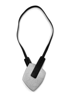 Колье из кожи КНОПКА серебро арт 1472 в магазине дизайнерских украшений Cherepaha.shop