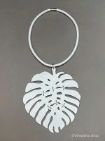 Колье из кожи ЛИСТ белый арт 0023 в магазине дизайнерских украшений Cherepaha.shop