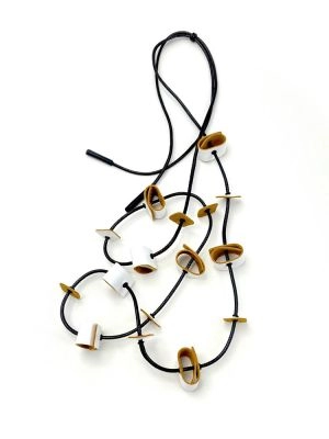 Колье из кожи РОЛЛЫ белый горчица чёрный арт 45908 в магазине дизайнерских украшений Cherepaha.shop