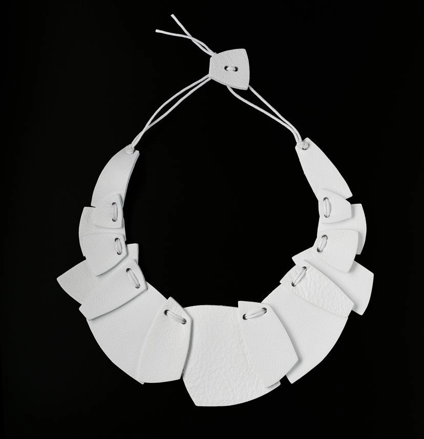 Колье из кожи ХЛОЯ двухслойное белый арт 0063 Колье из кожи ХЛОЯ двухслойное белый арт 0063