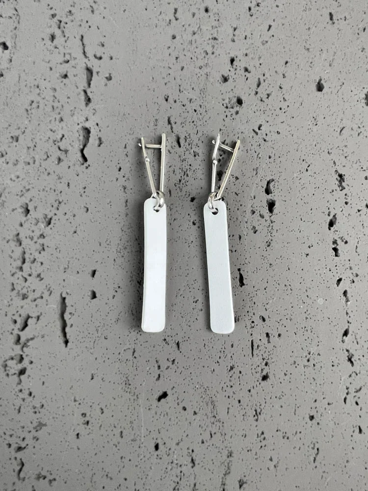 Серьги из кожи белый арт 53403 Серьги из кожи белый арт 53403