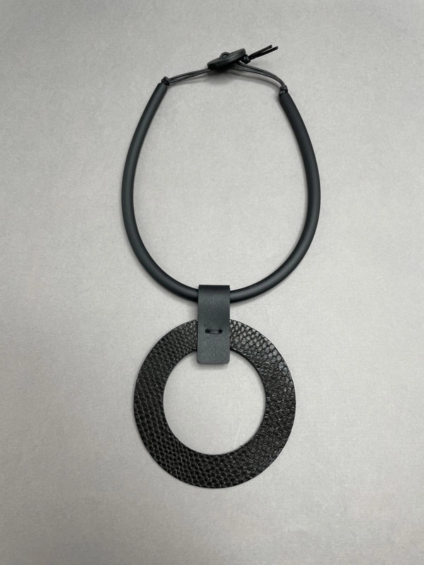 Колье из кожи КОЛЬЦО чёрный рептилия арт 35901 Колье из кожи КОЛЬЦО чёрный рептилия арт 35901