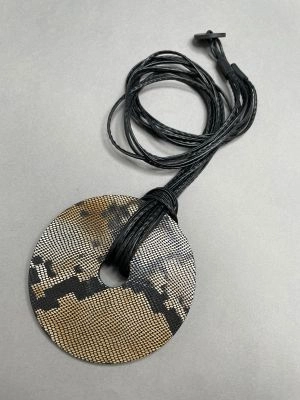 Колье из кожи ДИСК бежевая змея арт 1944 в магазине дизайнерских украшений Cherepaha.shop