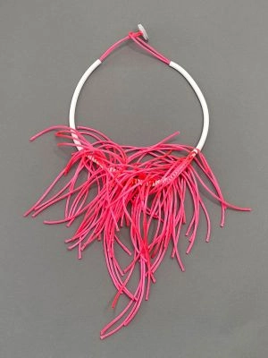 Бусы пляжные АКТИНИЯ S розовый белый арт 44101 в магазине дизайнерских украшений Cherepaha.shop