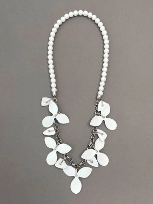 Колье из кожи ОРХИДЕЯ 4 белый арт 44602 в магазине дизайнерских украшений Cherepaha.shop