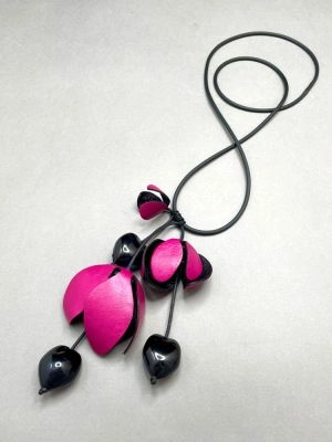 Колье из кожи ЦВЕТЫ И ЯГОДЫ фуксия чёрный арт 44802 в магазине дизайнерских украшений Cherepaha.shop