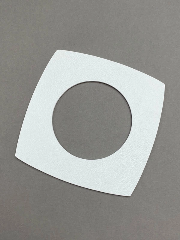 Браслет-кулон наборный из кожи КВАДРАТ белый арт 39702 Браслет-кулон наборный из кожи КВАДРАТ белый арт 39702