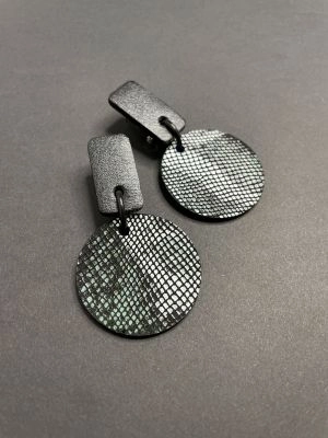 Серьги кожаные изумрудная змея арт 32110 в магазине дизайнерских украшений Cherepaha.shop