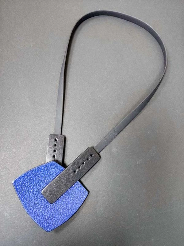 Колье из кожи КНОПКА синий арт 1477