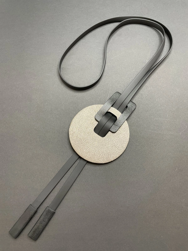 Кулон из кожи КРУГ тёмное серебро чёрный арт 1480 Кулон из кожи КРУГ тёмное серебро чёрный арт 1480