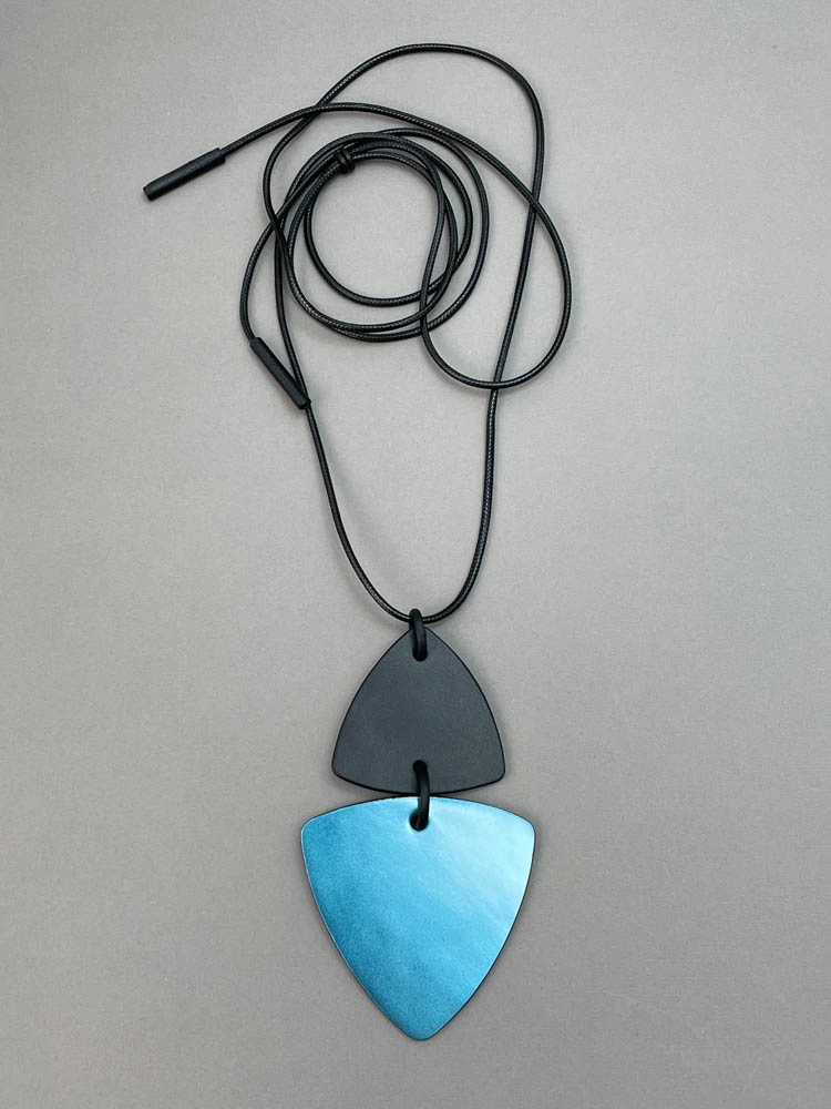 Кулон из кожи ФЛАКОН морская волна чёрный арт 46702 Кулон из кожи ФЛАКОН морская волна чёрный арт 46702