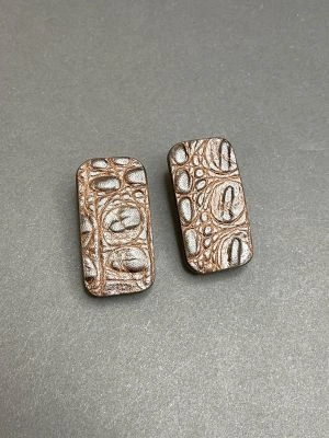 Серьги кожаные 2x4 крокодил шоколадный арт 1519 в магазине дизайнерских украшений Cherepaha.shop