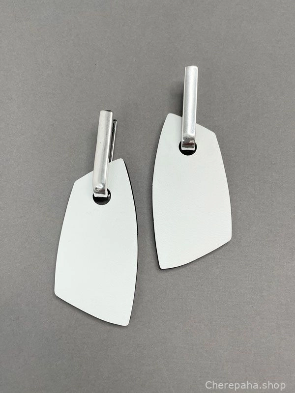 Серьги из кожи ПИКИ белый чёрный арт 14011 Серьги из кожи ПИКИ белый чёрный арт 14011