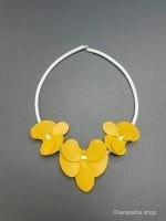Колье из кожи ОРХИДЕЯ 2 жёлтый белый арт 37702 в магазине дизайнерских украшений Cherepaha.shop