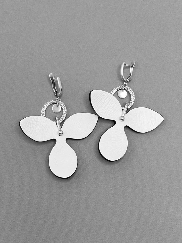 Серьги из кожи белый арт 40302 Серьги из кожи белый арт 40302