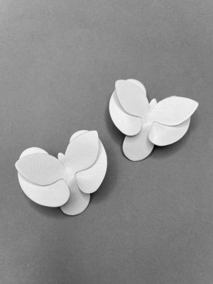 Серьги из кожи ОРХИДЕЯ пусеты белый арт 51102 в магазине дизайнерских украшений Cherepaha.shop