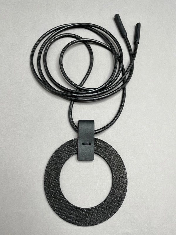 Кулон из кожи КОЛЬЦО чёрный рептилия арт 36001 Кулон из кожи КОЛЬЦО чёрный рептилия арт 36001