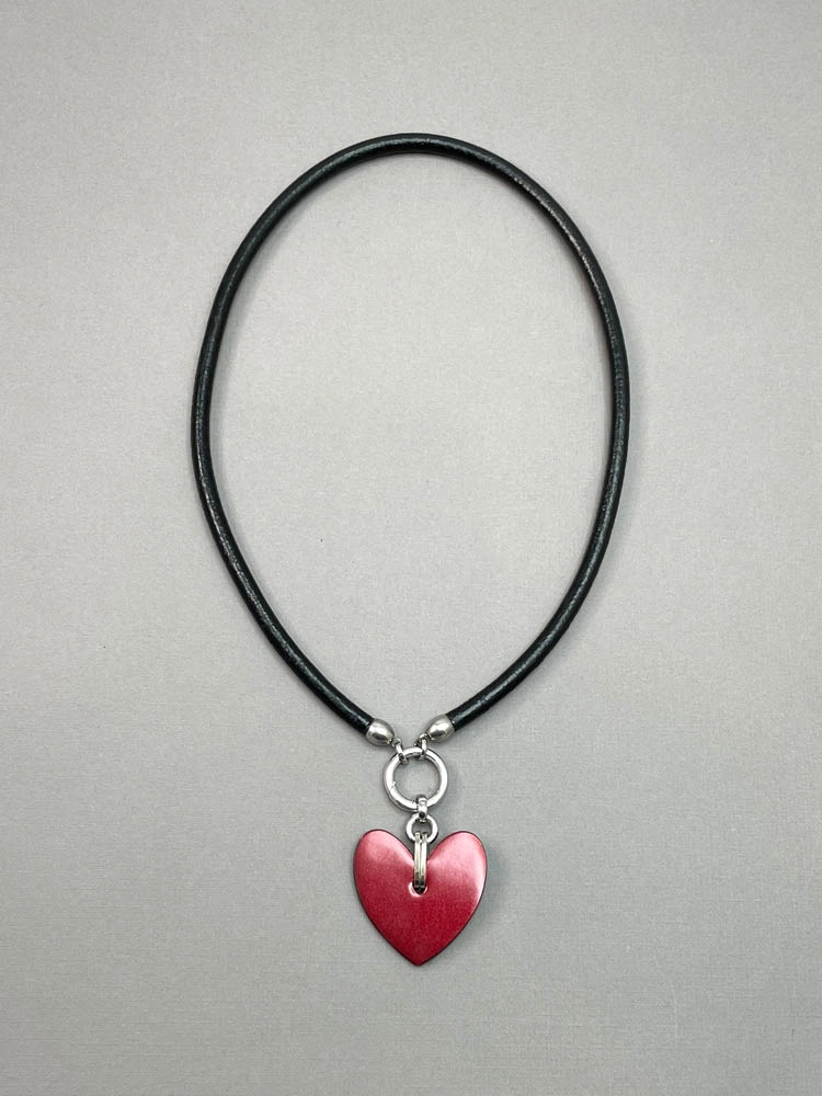 Кулон из кожи СЕРДЕЧКО красный лак чёрный арт 43502 Кулон из кожи СЕРДЕЧКО красный лак чёрный арт 43502