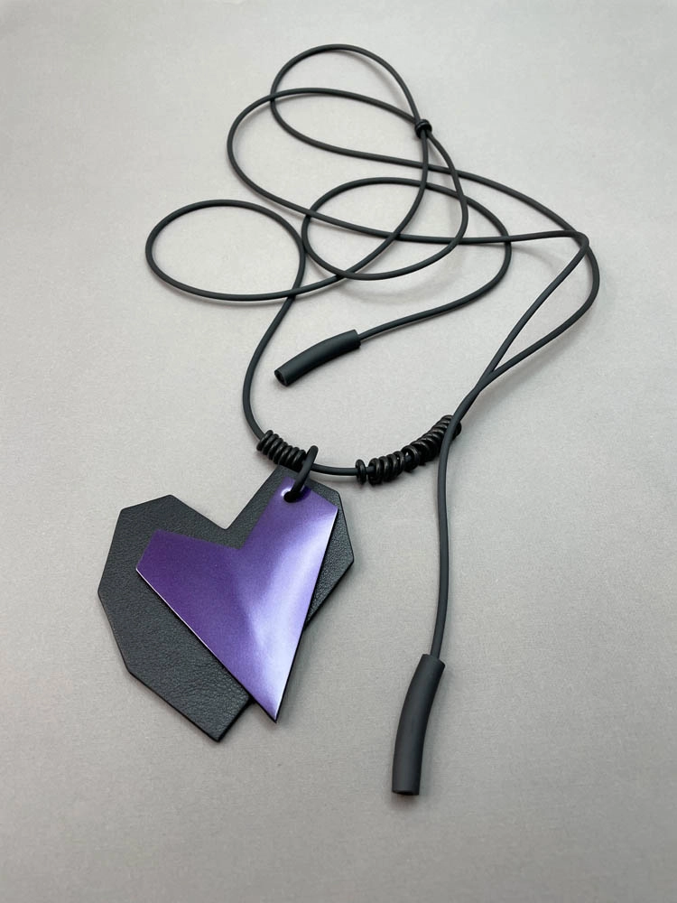 Кулон из кожи СЕРДЦЕ ПАРМЫ фиалковый чёрный арт 42802 Кулон из кожи СЕРДЦЕ ПАРМЫ фиалковый чёрный арт 42802