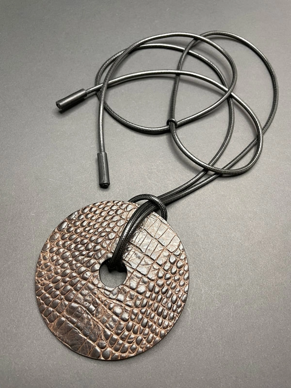 Колье кожаное ДИСК крокодил шоколадный чёрный арт 19312 Колье кожаное ДИСК крокодил шоколадный чёрный арт 19312