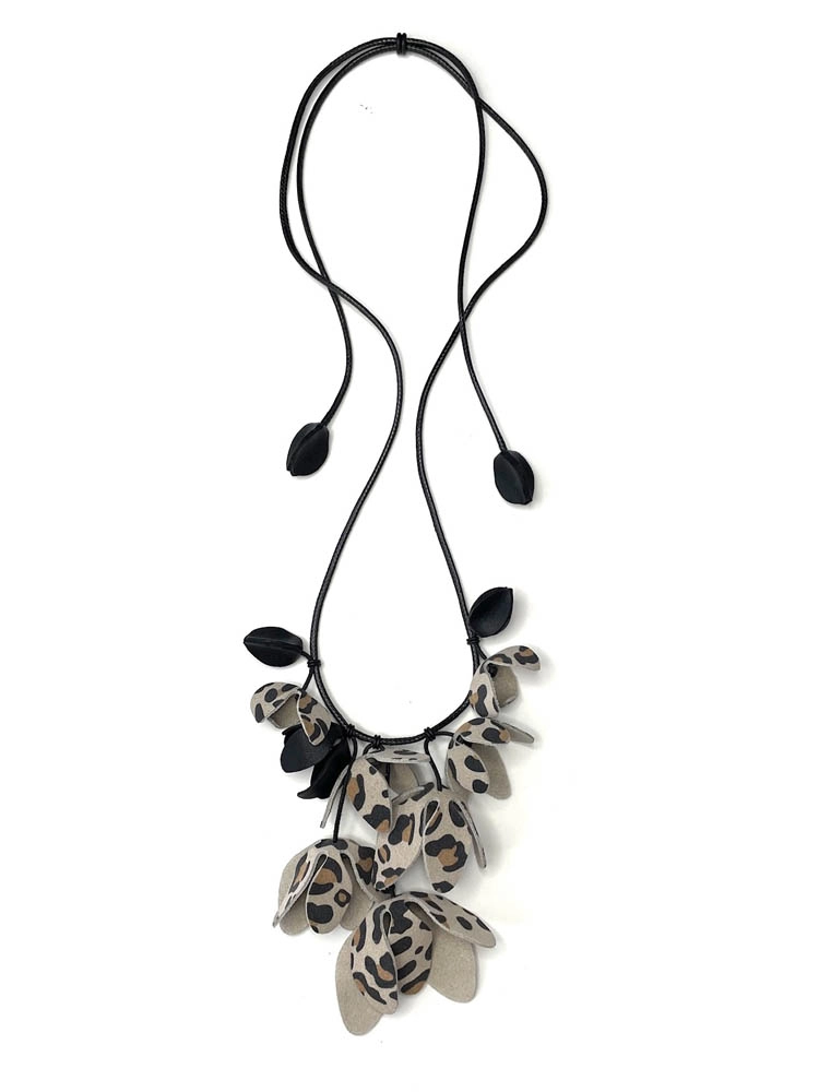 Бусы из замши МАГНОЛИЯ серый чёрный арт 35009 Бусы из замши МАГНОЛИЯ серый чёрный арт 35009