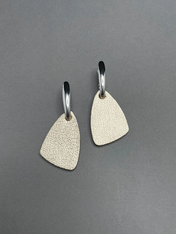 Серьги из кожи ЛЕПЕСТОК шампань карамель арт 37301 Серьги из кожи ЛЕПЕСТОК шампань карамель арт 37301