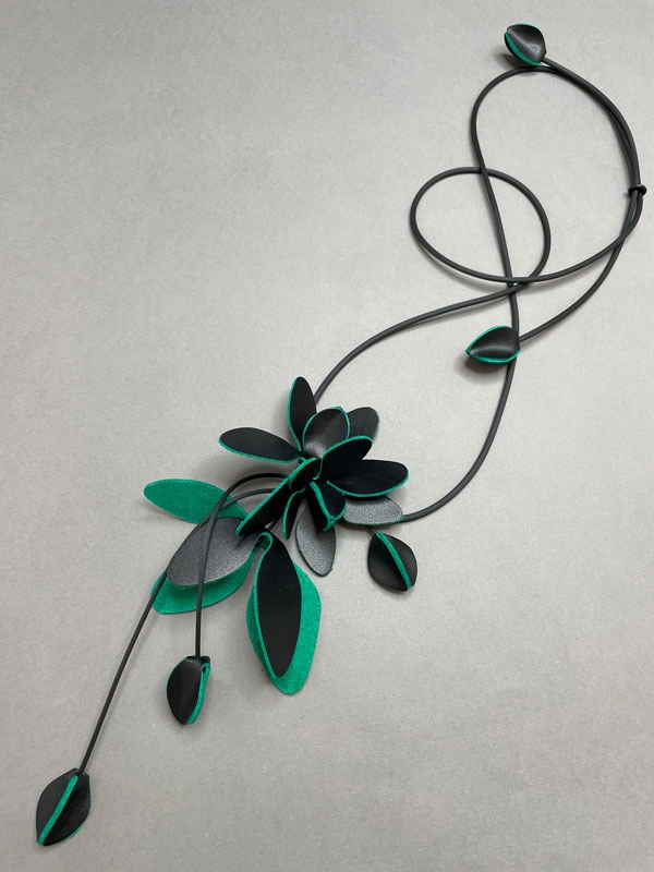 Колье из кожи МАГНОЛИЯ чёрный изумрудный зелёный арт 35603 Колье из кожи МАГНОЛИЯ чёрный изумрудный зелёный арт 35603