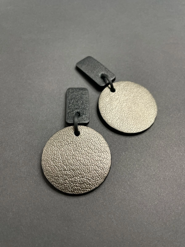 Серьги кожаные тёмное серебро арт 32111 Серьги кожаные тёмное серебро арт 32111