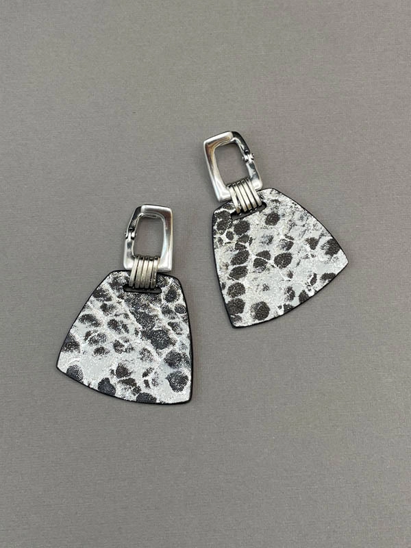 Серьги из кожи серая змея чёрный арт 2223 Серьги из кожи серая змея чёрный арт 2223