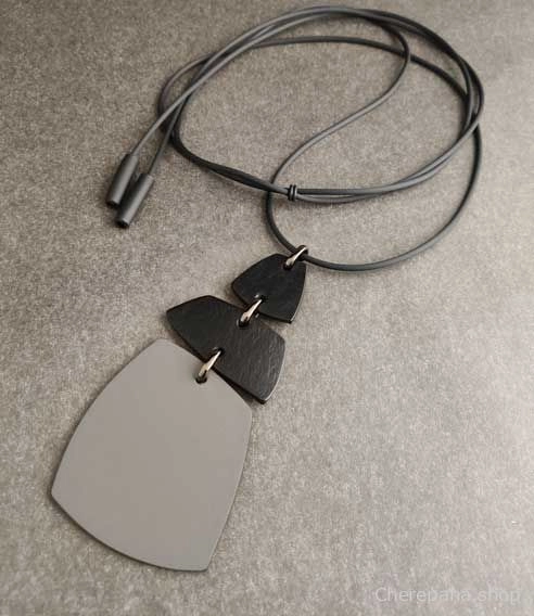 Кулон из кожи ТРИО серый арт 2337