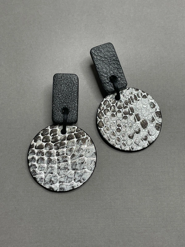 Серьги из кожи серебряная змея арт 32113 Серьги из кожи серебряная змея арт 32113