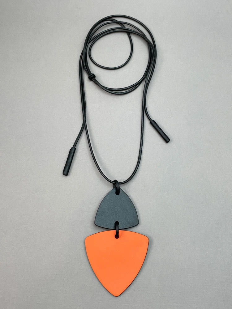 Кулон из кожи ФЛАКОН оранжевый чёрный арт 46704 Кулон из кожи ФЛАКОН оранжевый чёрный арт 46704