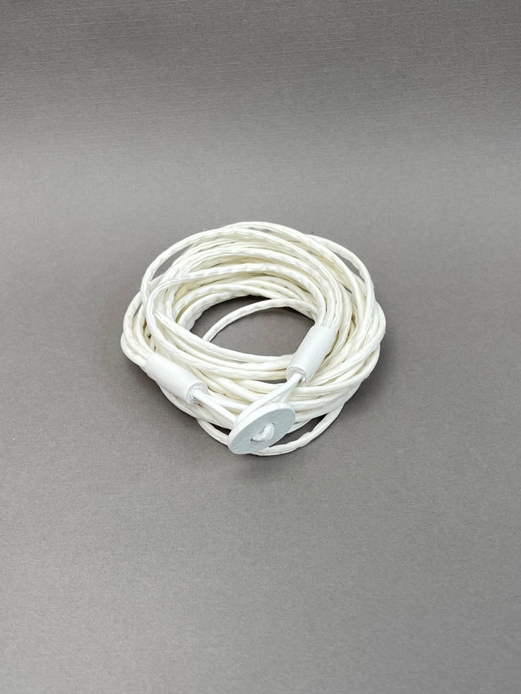 Браслет из кожи ВЕРЁВКИ НА ПУГОВИЦАХ белый арт 2213 Браслет из кожи ВЕРЁВКИ НА ПУГОВИЦАХ белый арт 2213