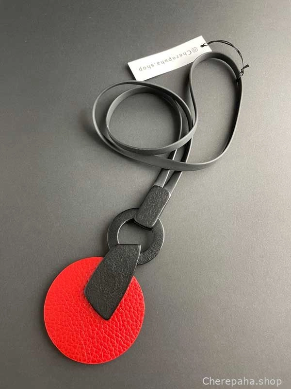 Кулон из кожи КРУГ АС красный арт 1502