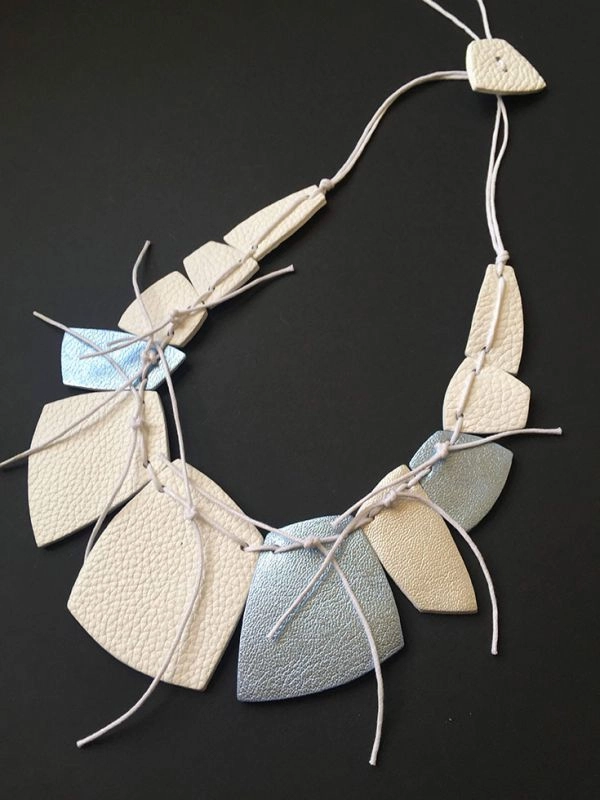 Колье из кожи ХЛОЯ бел_голуб арт 0773