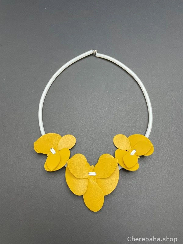 Колье из кожи ОРХИДЕЯ 2 жёлтый белый арт 37702 Колье из кожи ОРХИДЕЯ 2 жёлтый белый арт 37702