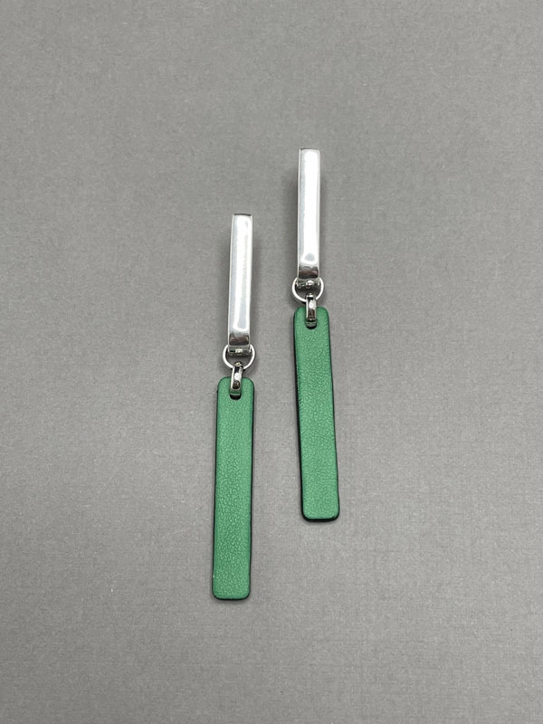 Серьги из кожи СТИК 2 зелёный чёрный арт 36705 Серьги из кожи СТИК 2 зелёный чёрный арт 36705