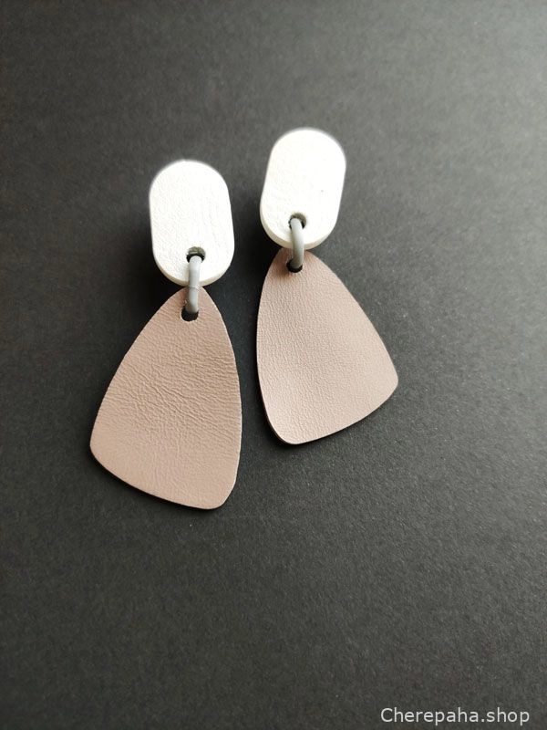 Серьги из кожи пыльная роза белый арт 30302 Серьги из кожи пыльная роза белый арт 30302