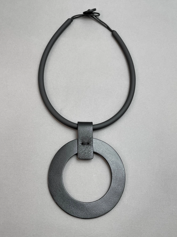 Колье из кожи КОЛЬЦО чёрный арт 35906 Колье из кожи КОЛЬЦО чёрный арт 35906