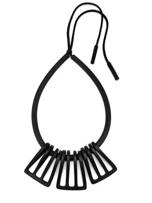 Колье из кожи чёрный арт 64901 в магазине дизайнерских украшений Cherepaha.shop