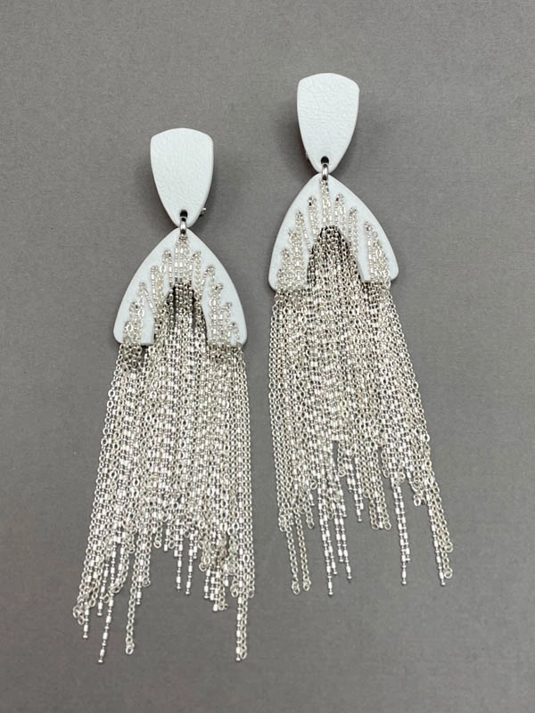 Серьги из кожи белый серебро белое арт 39001 Серьги из кожи белый серебро белое арт 39001