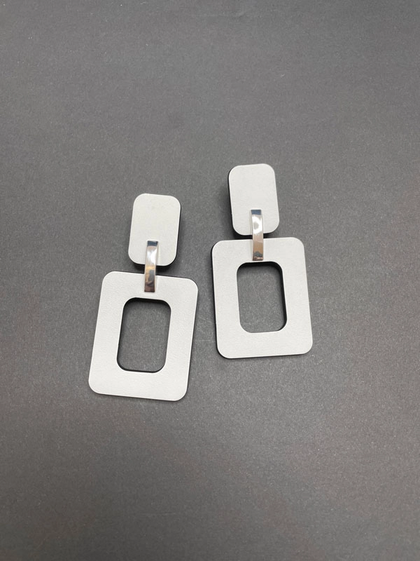 Серьги из кожи ФРЕЙМ белый арт 34102 Серьги из кожи ФРЕЙМ белый арт 34102