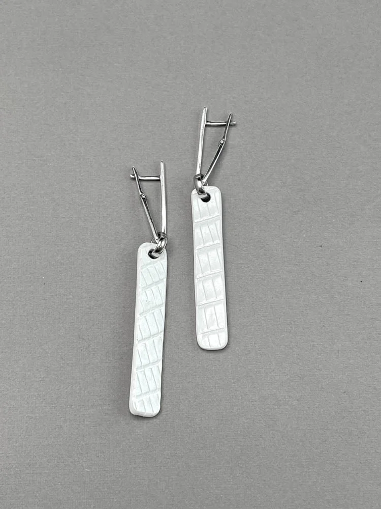 Серьги из кожи белый крокодил арт 53406