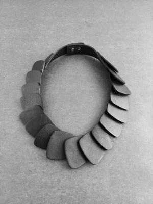 Колье из кожи чёрный арт 33801 в магазине дизайнерских украшений Cherepaha.shop